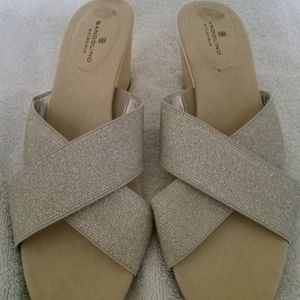 Bandolino B.Flexible gold wedge sandals